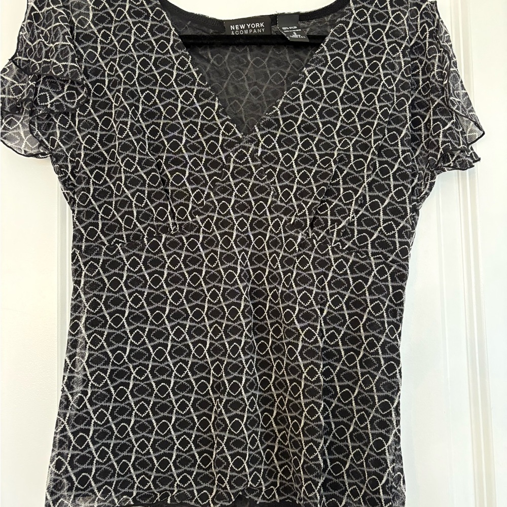 New York & Co. Women Small Geometric Mesh Flutter Sleeve Ruffle Top Black White